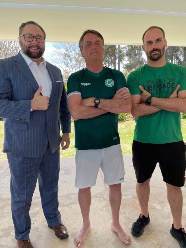 JAson-Miller-Eduardo-Bolsonaro-Jair-Bolsonaro-768x1024